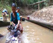 batubara5 halimah mencuci pakaian dan mandi di sungai sungumai.jpg from wanita india gemuk mandi sungai