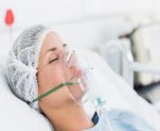 mulher internada internamento hospital oxigenio mascara coma ss.jpg from menakshi giving artificial resp