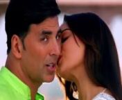 sonakshi sinha with akshay kumar hot kiss in holiday movie hot pics 300x195.jpg from sunakshi senha lip kiss