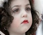 صورة بنت صغيرة تزين شفتاها باللون الأحمر وتنظر إلى أمامها بعناية وتركيز.jpg from صغيرة العمر