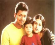 actor vijay with his wife sangeetha and his son sanjay family photo1.jpg from vijay fucking sangeetha