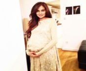 pakistani actress mehreen syed shows off her baby bump 1.jpg from pregnant paki