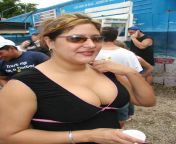 indian aunty down blouse at goa beach big.jpg from goa big antey