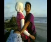 indonesian cewek jilbab mesum di tepi pantai.jpg from indo sex jilbab mesum