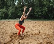 mulher atlética de meia idade que faz exercícios ginástica na areia um campo desportivo 250428877.jpg from stefanie meiÃÂÃÂÃÂÃÂÃÂÃÂÃÂÃÂ¸ner