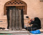 nizwa oman woman tradiitonal black abaya makes fabric traditional way traditional work nizwa oman woman 210583212.jpg from black oman