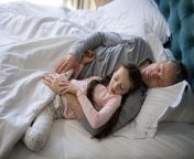 padre e hija que duermen junto en cama en dormitorio 97399291.jpg from sleeping daughter sex by dad
