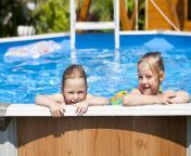 duas irmãs no biquini perto da piscina verão quente 55757392.jpg from 3 irmãs demais desafio da piscina