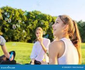 niña adolescente feliz burbujas de años que soplan divirtiéndose con amigos en el césped del parque un día soleado divertida 238630829.jpg from de 14