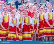 niñas pequeñas con trajes nacionales rusos rusia samara de abril del jovencitas disfrazadas rusas vacaciones día los 167791846.jpg from niñas rusia de nudas