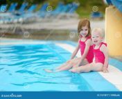 duas irmãs que sentam se por uma piscina 31619877.jpg from 3 irmãs demais desafio da piscina