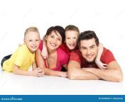família feliz com as duas crianças que encontram se no assoalho branco 29258430.jpg from famíly