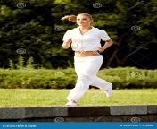 ат етическая тренировка бегуна в парке я марафона девушка ru фитнеса 34501699.jpg from Тренировка ноября 2021