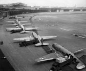 c 47s at tempelhof airport berlin 1948 1000x798.jpg from o tuner ma tumar kota sona banglasong