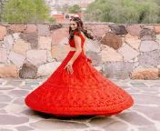 indian brides red dress recirc ivy weddings 043e4929dccc48058408bd69bb7aff91.jpg from indian young change her dress