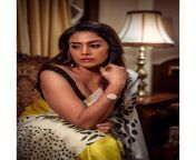 marathi actress sonali kulkarni dazzles up with sass in yellow silk saree see pics.jpg from sonali kulkarni saya