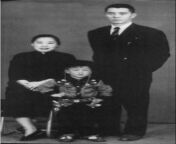 family photo small.jpg from jaki chan and mom