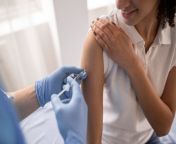 mulher tomando vacina.jpg from tomando vacuna