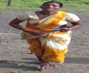 b69f0f21ee3a0191d53e083dc66af0b2.jpg from village aunty lifting saree to show