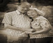 84dd1a45efc31187cbb15fa280a6ac00 couple posing couple portraits.jpg from old man an young couple