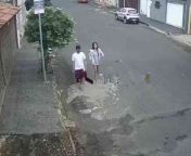 imagens de cameras de seguranca mostram o rapaz e a menina andando na rua 1 88757.jpg from rapaz comendo a novinha aforça