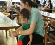 mum lets child pee in bag in food court.jpg from indian womens pee