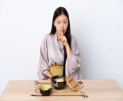 menina chinesa de quimono comendo macarrao mostrando sinal de silencio gesto de colocar o dedo na boca 1368 156092 jpgsize626extjpg from menina chinesa mostrando a buceta peluda no carrao img5 jpg