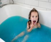 menina com a boca aberta tomando banho na banheira 67473 1819.jpg from meninas tomando banho