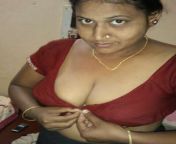 mallu aunty boobs cleavage photos 14.jpg from indian aunti showing boobs and ass