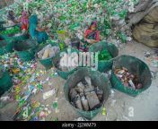 noakhali chittagong bangladesh 4 avril 2022 noakhali chittagong bangladesh les travailleurs trient les bouteilles en plastique usagees dans une usine de recyclage a noakhali au bangladesh les bouteilles en plastique utilisees pour emballer l eau prennent plus de 1 000 ans pour se biodegrader et si elles sont incinerees produisent des fumees toxiques les dechets plastiques flottants qui peuvent survivre pendant des milliers d annees dans l eau servent de mini dispositifs de transport pour les especes envahissantes perturbant les habitats le plastique enfoui dans les decharges sanitaires peut lixiviation des produits chimiques nocifs qui se repandent dans les eaux souterraines credit zuma press inc alay live news 2j2wm79.jpg from www bd noakhali s i collage xxx pic comdar baba videogladeshi school rep xxx video