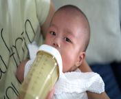 baby drinking milk with a baby bottle jpgs640x640k20cxt05el8ckeynuhmiqsnz1bsn3un9hnvuqu45paqm8wo from new mom china milk videoa