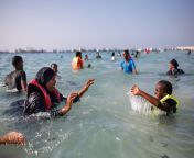 luke dray npr somalia 0n8a6133 toned custom 526c0cee93fd28d901328b9f7620e9ad30388df8.jpg from somali women bathing