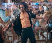 shah rukh khan fake abs seen in pathaan new jhoome jo pathaan song 1.jpg from srk new fake photos