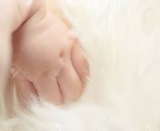 88181444 pequena mão nua de uma menina ou menino criança recém nascida dormindo mão nua de um bebê recém.jpg from as menininhas pequenas peladinhas