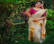 main qimg e01e262d3810646b011d2d4fa59d3fcb lq from kerala beautiful lady in hotel