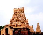 2560px front view of brihadeeswara temple 1 2048x1211.jpg from rajeswar