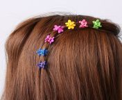 30 pcs random color cute children girls hairpins small flowers gripper 4 claws plastic hair clip.jpg from cute small clip