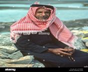 khasab musandam peninsula oman portrait of an elderly omani wearing traditional keffiyah and agal more commonly worn by arabs of the arabian persian gulf he holds prayer beads in his hands 2carj80.jpg from arab omani