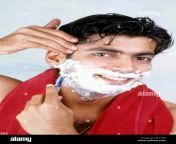 indian man shaving with a razor r67thk.jpg from indian shavi