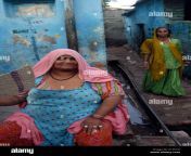 eine indische frau vor ihrem haus in einer armen gegend in neu delhi in indien a1pcca.jpg from desi faty old women