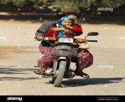 bagan myanmar 29 januar 2013 alltagsszene in einer belebten strasse in myanmar zwei auf einem moped kind und vater thront prekar keine sorge was 2gmw0c5.jpg from myanmar အတွဲလိုးကားေချာင်းရ