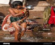 hindu ninos banandose en el rio ganges en dashashwamedh ghat en la santa ciudad de varanasi en india c8efbb.jpg from indian desi bathing outside of the house desi women open