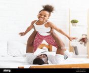 papa negro levantando a nino jugando juntos en la cama 2arexhe.jpg from en cama el papa