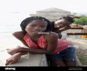 deux jeunes filles africaines naughty a curieusement dans l appareil photo ilha de mocambique ile de mozambique mozambique dfpxg7.jpg from maputo blackteen pirn