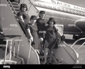 anni sessanta storico femmina air hostess della saudi arabian airlines in piedi fuori per salire le scale per l aeromobile rbpf6g.jpg from saudi air hostess