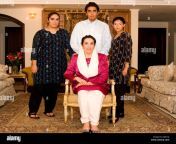 benazir bhutto con i suoi bambini bakhtawar bhutto zardari bilawal bhutto zardari e asifa bhutto zardari in casa loro a emirates hills dubai eau gdkt2j.jpg from asifa bhutto sexনতুন ন