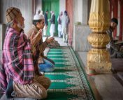 man praying in mosque 1000x667.jpg from iesalam